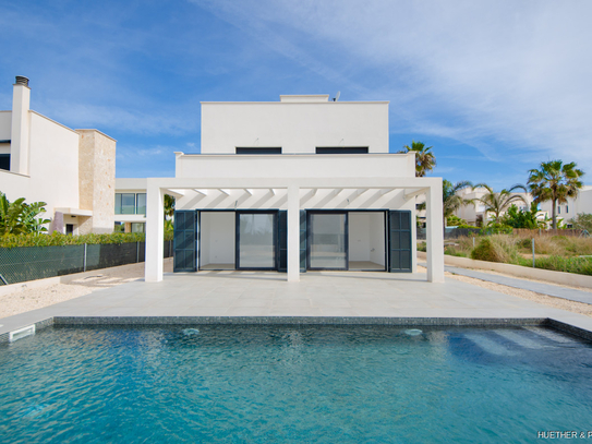 Neubau-Villa mit privatem Pool und Meerblick-Balkon