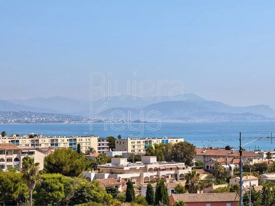 ANTIBES EAST: 5-room top floor apartment with panoramic sea view in a recent residence with swimming pool