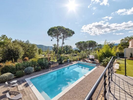 BAGNOLS-EN-FORÊT: Modern 3-bedroom villa in a quiet location with magnificent views