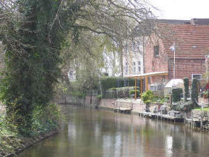 Haus mit Ladenfläche am Wasser