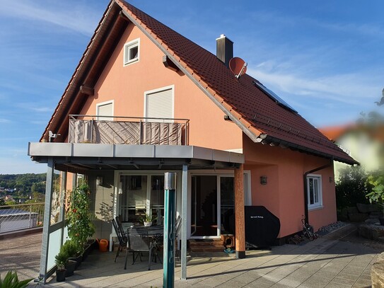 Sehr gepflegtes Einfamilienhaus in Massivbauweise mit Doppelgarage und Garten in schöner Hanglage