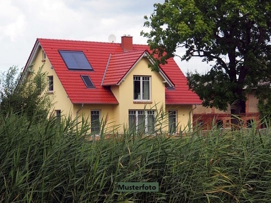 Mehrfamilienhaus mit Carports