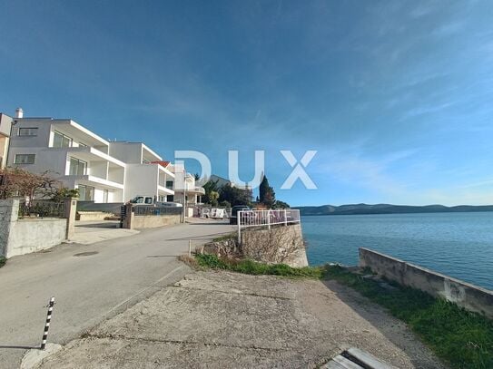 ŠIBENIK, BRODARICA - Wohnung mit Garten in einem neuen Gebäude, erste Reihe zum Meer