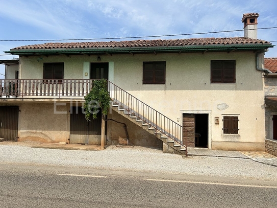 Ein älteres Haus mit Nebengebäude im Herzen Istriens