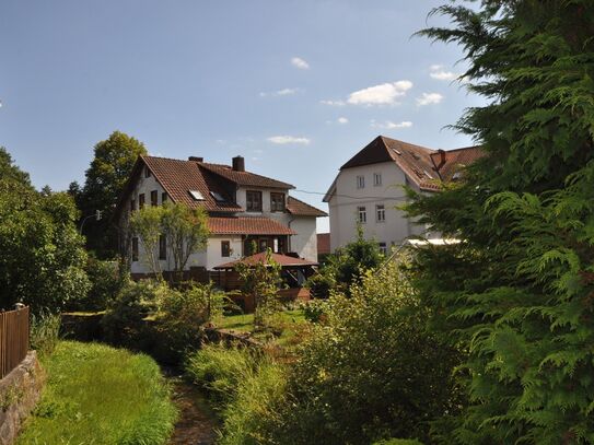 Ein- bis Zweifamilienhaus mit Scheune und großem Garten