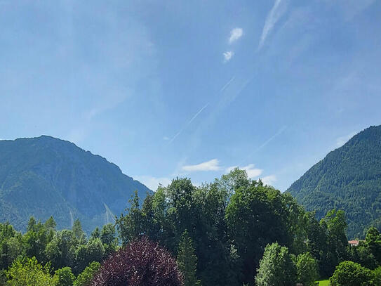 GENUSS PUR: Sonnige Dachgeschosswohnung mit uneinsehbarer Loggia und herrlichem Bergpanorama!