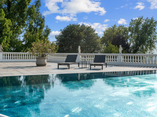 Mediterranes Lebensgefühl mit Weitblick 
Landsitz-Villa mit herrlichem Außenpoolbereich
großen Terrassen und großem Gru…