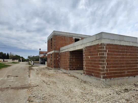 Villa mit Pool umgeben von landwirtschaftlicher Fläche