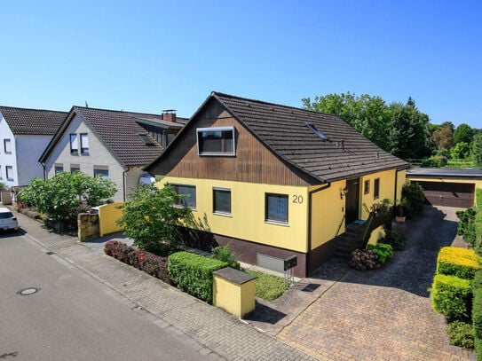 2 Familienhaus mit Traumgarten, 2 Stellplätzen und Doppelgarage