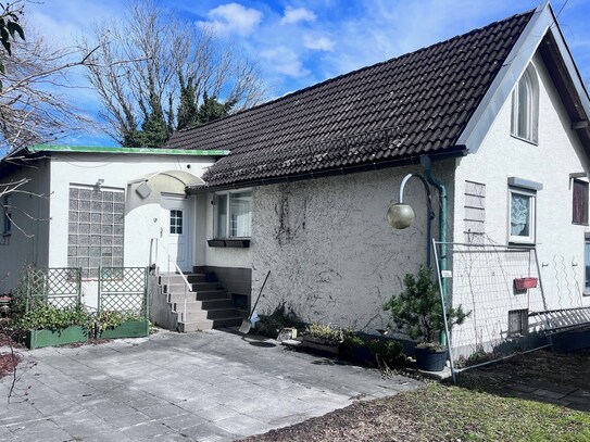 AIGNER - Ruheoase in Lochhausen: Einfamilienhaus mit Potential auf großzügigem Grundstück