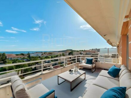 Appartement dernière étage 3 p, grande terrasse vue mer et piscine à Val-Claret, Antibes