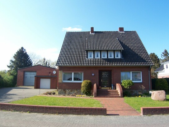 Großzügiges Einfamilienhaus mit Hallengebäude und freien Blick, Ideal für Hobbyhandwerker!