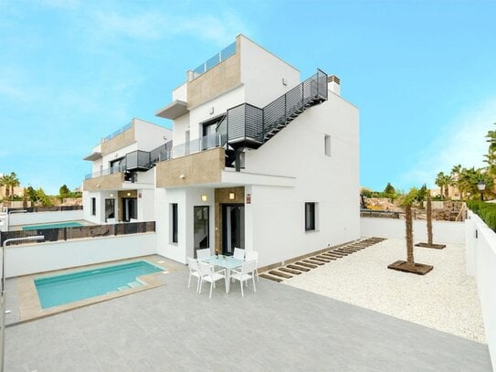 Hübsche Villa in Torrevieja an der Costa Blanca Süd mit 3 Schlafzimmern und 3 Badezimmern, Pool und Parkplatz