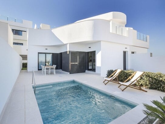 Großartige Villa in Torrevieja an der Costa Blanca Süd mit 3 Schlafzimmern, 3 Badezimmern, Pool und Garage