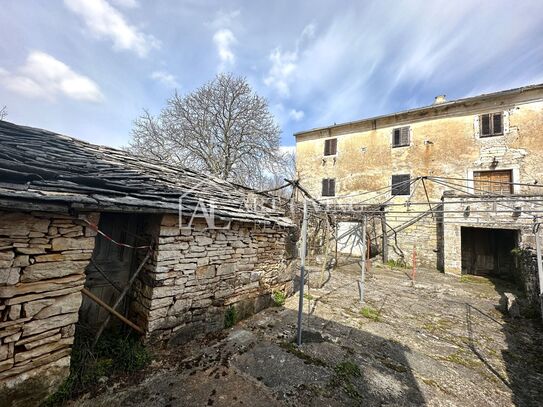 Istrien, Grožnjan, Umgebung - autochthones istrisches Steinhaus mit 60.000 m2 Grundstück