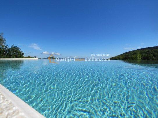 VILLA MIT POOL UND MEERBLICK