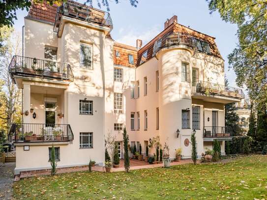 Klassische Altbauwohnung mit 2 Balkonen und edlem Vollholz-Parkett in Berlin-Grunewald