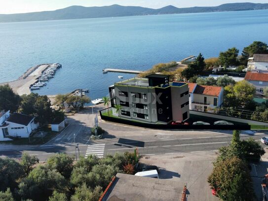 ZADAR, SUKOŠAN Luxuswohnung in einer Stadtvilla ERSTE REIHE VOM MEER