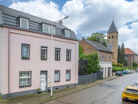 Schönes Platzwunder - Einfamilienhaus mit Innenhof, Dachterrasse und großem Garten am Waldrand