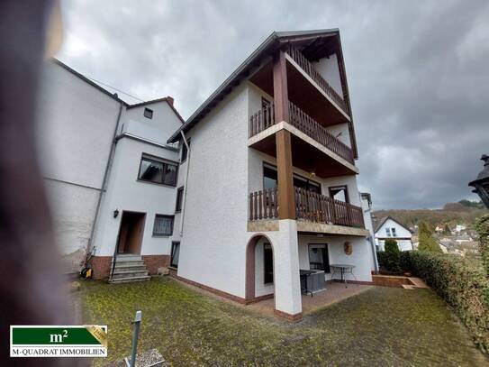 Einfamilienvorderhaus mit modernem Einfamilienhaus-Anbau (1984) 
in stadtnaher schöner Lage.