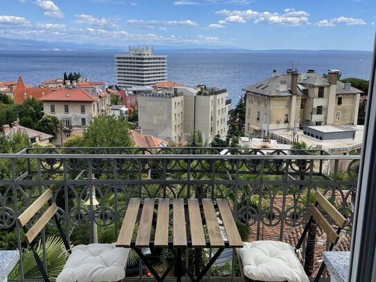 OPATIJA, ZENTRUM - große Wohnung in einer österreichisch-ungarischen Villa mit Parkplatz und Terrasse zur Langzeitmiete