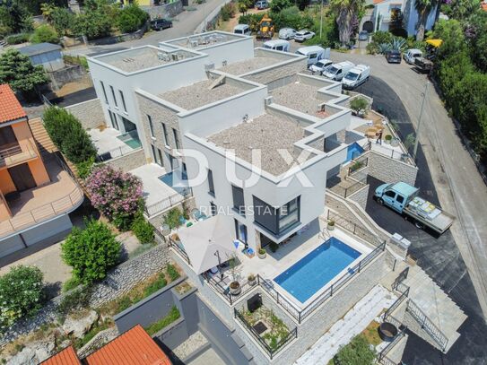 OPATIJA, LOVRAN – Exklusive zweistöckige Wohnung mit privatem Pool, nur 150 Meter vom Strand entfernt, Neubau