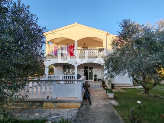 ZADAR, VRSI - Haus mit einer großen Wohnung, drei Wohnungen und einem großen Garten mit Olivenbäumen!