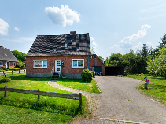 Wohnhaus auf großem Grundstück in Schwabstedt - sep. Bauplatz möglich