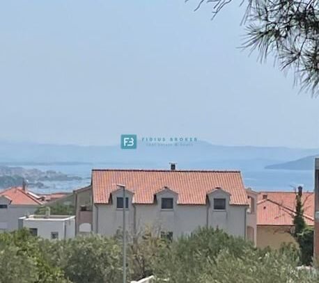 VODICE, Baugrundstück von 2400 m2, Meerblick