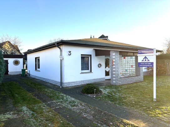 Großzügiges Grundstück mit Bungalow und Potenzial: Neubau eines modernen Doppelhauses möglich!