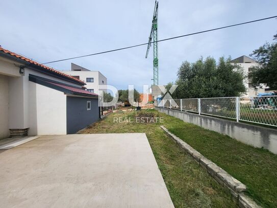 BIOGRAD NA MORU – Seltene Gelegenheit: 1000 m2 Land mit einem Haus