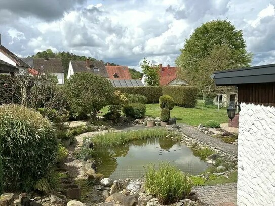 Doppelhaushälfte mit großem Grundstück, traumhaftem Garten und 2 Garagen