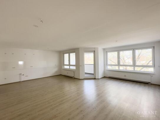 *** Neuwertige 3-Zimmer-Wohnung mit Balkon und zwei Stellplätzen ***