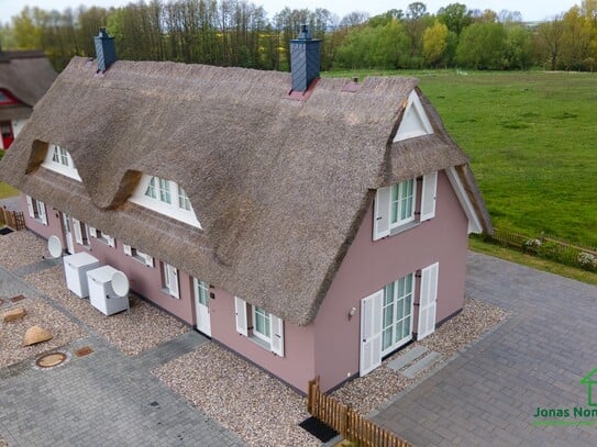 Moderne Doppelhaushälfte mit Reetdach und Sauna an der Ostsee (Ferienhaus) - Käuferprovisionsfrei