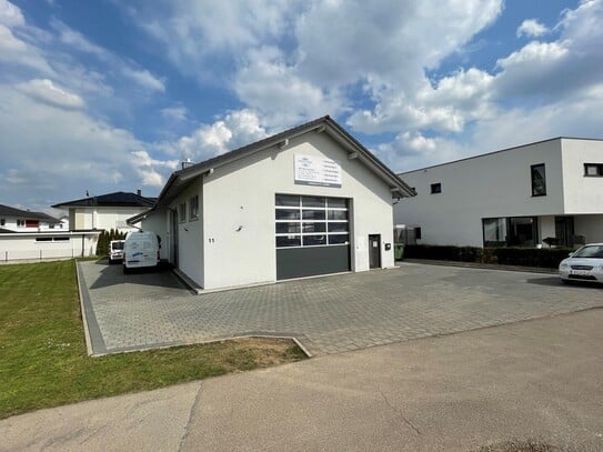 Geräumige Montagehalle mit Büroräumen oder Wohnung im Mischgebiet