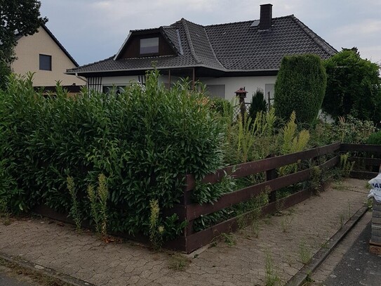 Renovierungsbedürftiges Einfamilienhaus mit großem Garten