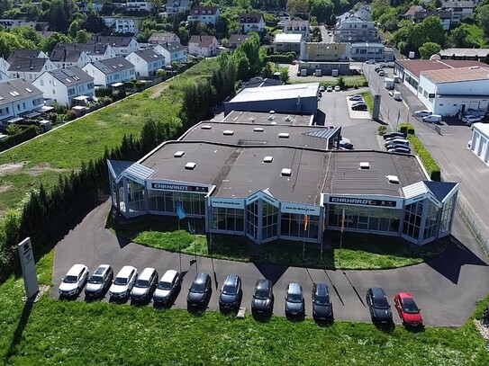 Attraktives Autohaus mit integrierter KFZ-Werkstatt in Top-Lage an der Stadtgrenze zu Würzburg!