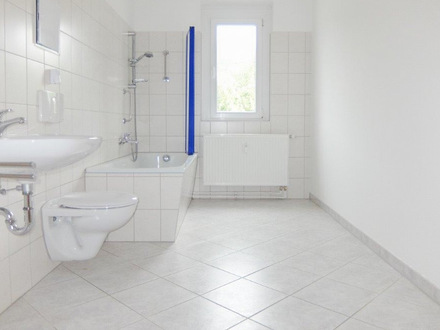 2 Raum Wohnung mit großem Badezimmer und Dusche