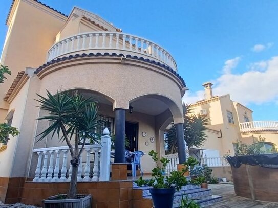 Freistehende Villa in Orihuela Costa in ruhiger Wohngegend gelegen