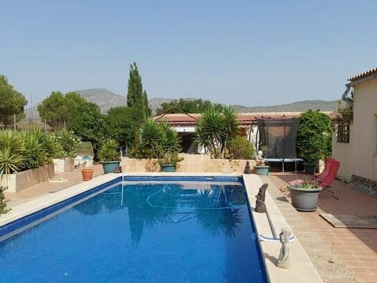 Schöne Villa zum Verkauf mit Gästehaus und privatem Pool