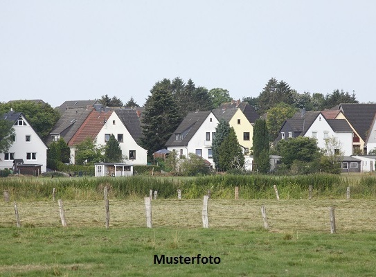 Landwirtschaftliche Hofstelle mit Schwimmbecken