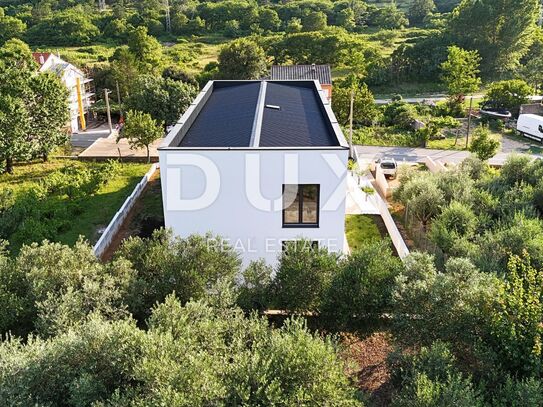 INSEL KRK, BAŠKA (Umgebung) - 2-Zimmer-Wohnung in einem neuen Gebäude mit Terrasse und 2 Parkplätzen