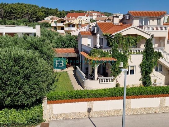 VODICE, Einfamilienhaus, 4 separate Wohnungen, Garten, Garage