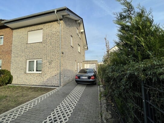 Einfamilienhaus mit großem Garten und Garage