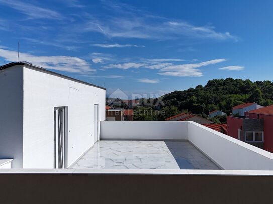 RAB ISLAND, PALIT – Zweistöckige Wohnung mit Dachterrasse