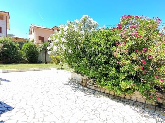 Šilo, Wohnung 80 m vom Strand entfernt,Garten und Meerblick!