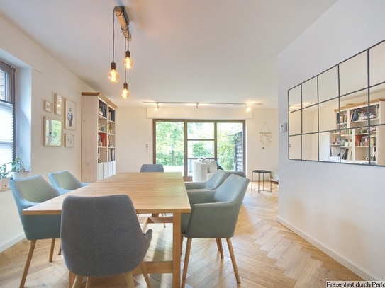 Perfect for a couple in the home office! Appealing alternative to a hotel for a small family. Available to rent for 3–5…