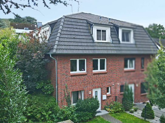 Neuwertiges Wohnen über drei Ebenen – DHH mit sonniger Terrasse und ca. 320 m² Gartenidylle