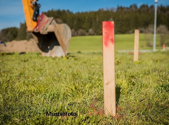 Landwirtschaftsflächen und Parkplatzfläche