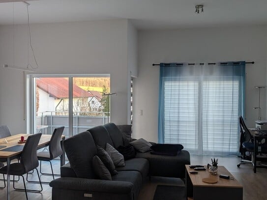 Helle 2,5 Zimmer-Wohnung mit Einbauküche und Balkon